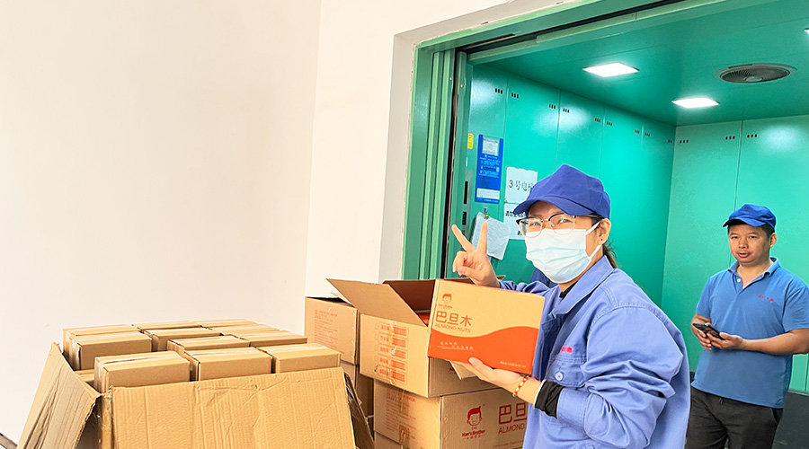 喜笑顏開！三八婦女節(jié)  金環(huán)電器發(fā)放禮品暖人心