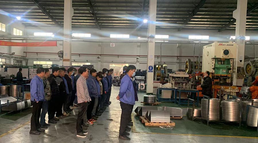 意氣奮發(fā)！金環(huán)電器沖壓車間組織人員開展例行早會(huì)